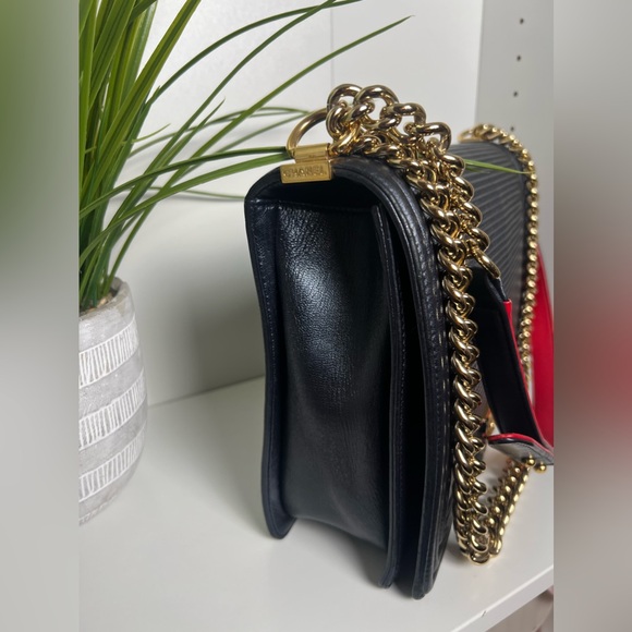 CHANEL
Lambskin Embossed Large Boy Cube
Flap Navy Blue - Picture 5 of 13